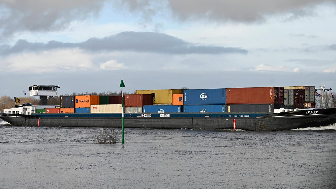 Ein mit Containern beladenes Binnenfrachtschiff befährt den Rhein bei Xanten (Symbolbild): Bei Karlsruhe ist die Schifffahrt wegen Hochwassers eingestellt worden.