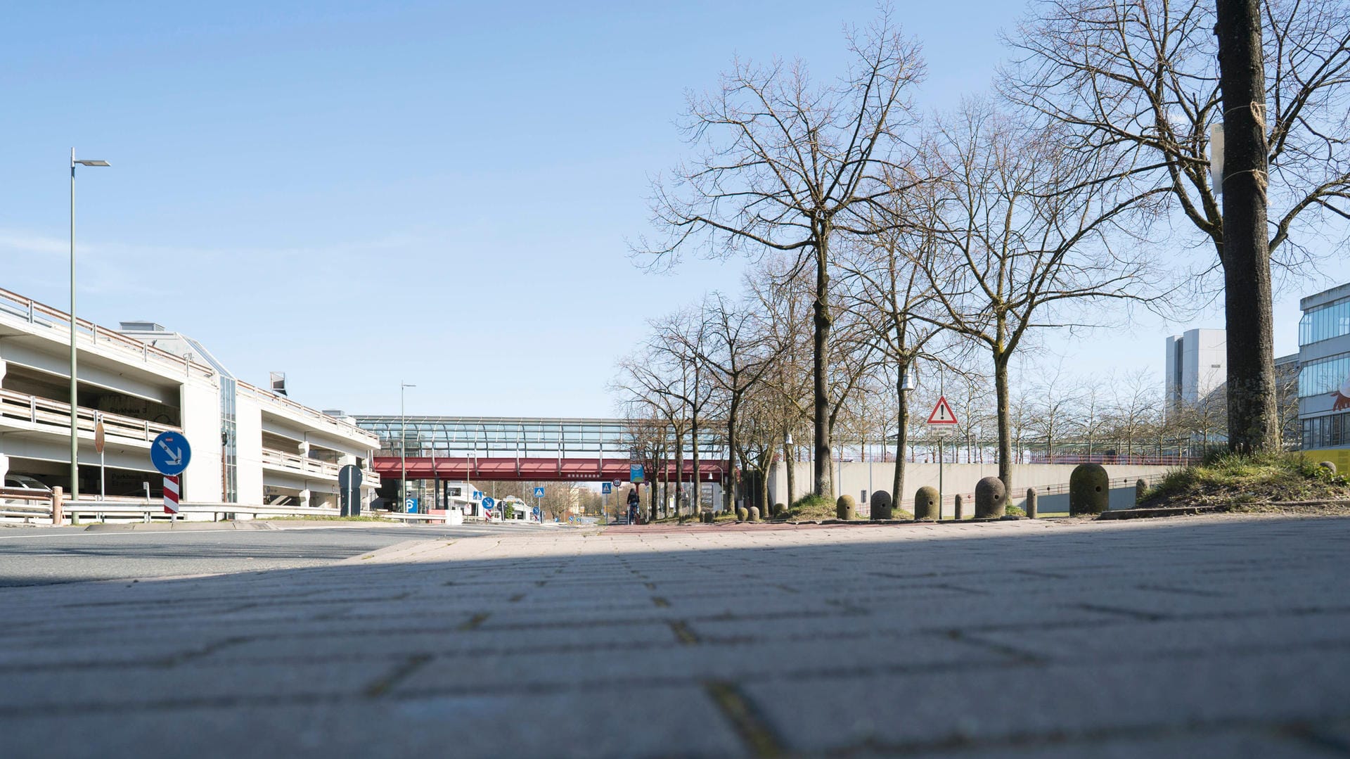 Hochschulcampus Universität Bielefeld Hochschulcampus mit Parkhaus im Hintergrund (Archivbild): In einem Bielefelder Parkshaus haben zahlreiche Autos gebrannt. Hochschulcampus Universität Bielefeld Hochschulcampus mit Parkhaus im Hintergrund (Archivbild): In einem Bielefelder Parkshaus haben zahlreiche Autos gebrannt.