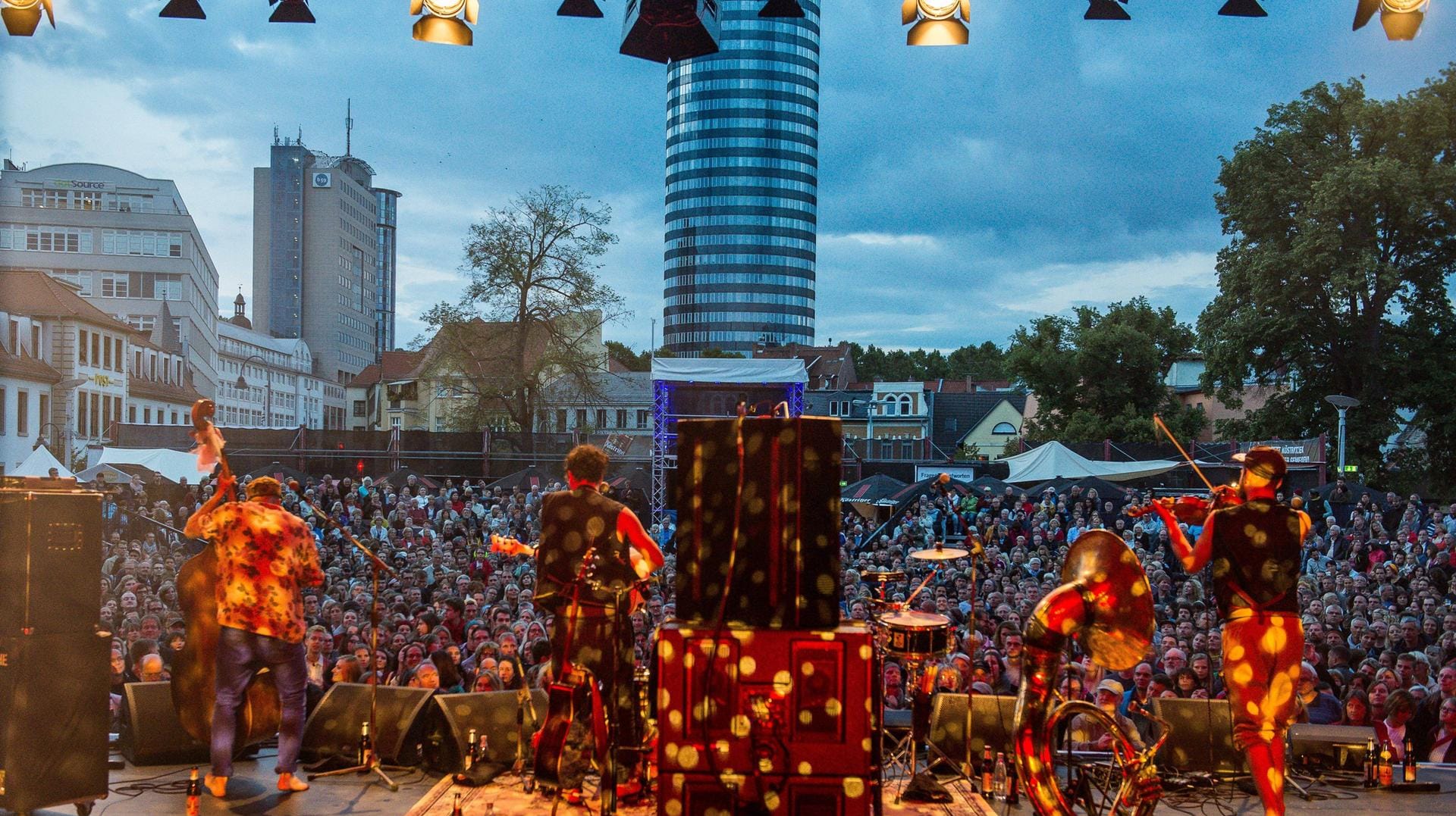 Ein Konzert der Band Bukahara in Köln (Archivbild): Die Branche befürchtet, dass es noch länger als Sommer 2021 dauern wird, bis so etwas wieder möglich ist.