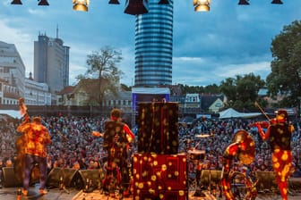 Ein Konzert der Band Bukahara in Köln (Archivbild): Die Branche befürchtet, dass es noch länger als Sommer 2021 dauern wird, bis so etwas wieder möglich ist.