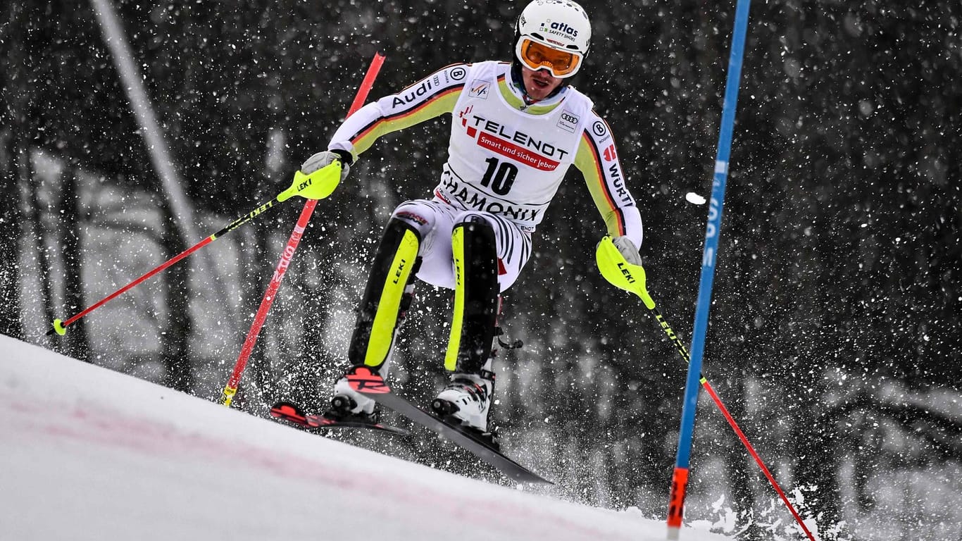 Hoch die Skier: Linus Straßer kam im Slalom von Chamonix trotz vollem Einsatz nur auf Rang 17.