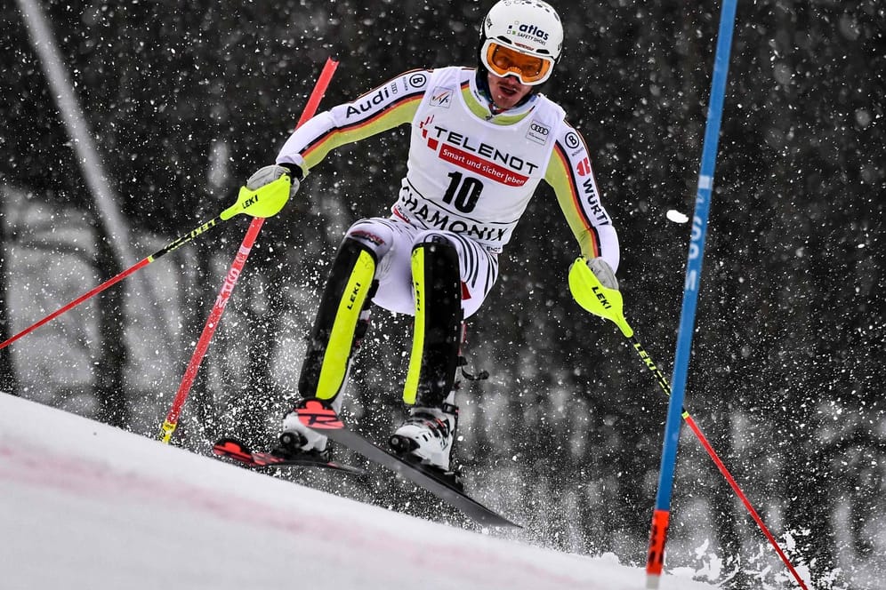 Hoch die Skier: Linus Straßer kam im Slalom von Chamonix trotz vollem Einsatz nur auf Rang 17.