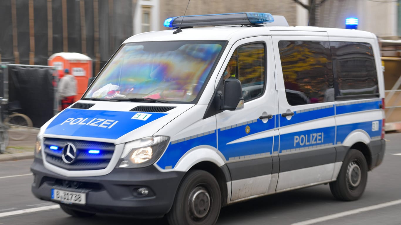 Einsatzfahrzeug der Polizei (Symbolbild): Bei zwei Verfolgungsjagden kam es zu Unfällen.