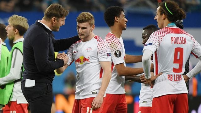 Trainer Ralph Hasenhüttl (l) unterhält sich bei RB Leipzig mit Timo Werner.