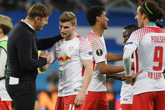 Trainer Ralph Hasenhüttl (l) unterhält sich bei RB Leipzig mit Timo Werner.