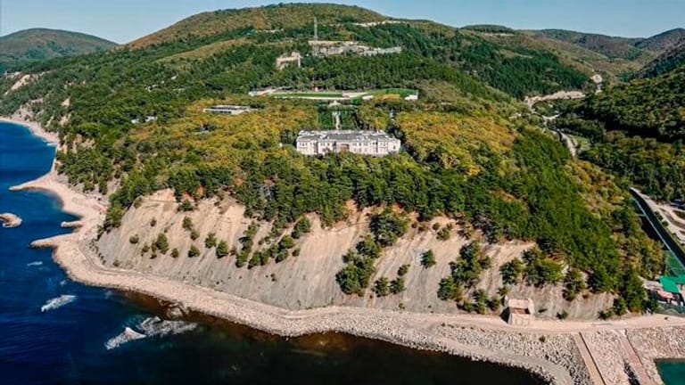 Das Bild aus einem Youtube-Video zeigt eine Drohnenansicht des Anwesens an der Schwarzmeerküste.