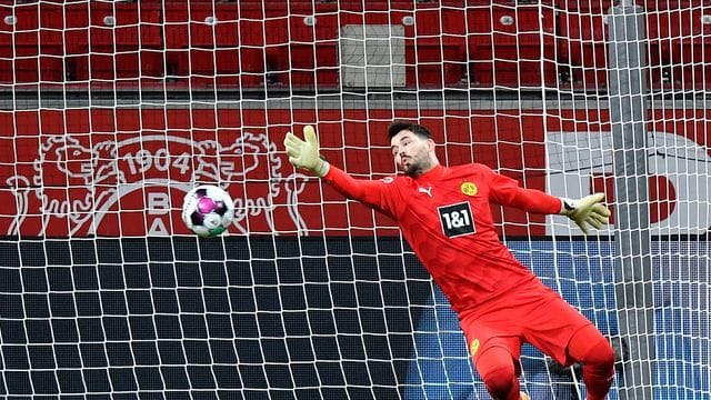 Fällt für den BVB wegen einer Schulterverletzung gegen den FC Augsburg aus: Torwart Roman Bürki. Fällt für den BVB wegen einer Schulterverletzung gegen den FC Augsburg aus: Torwart Roman Bürki.