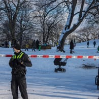 Ein Polizist steht vor einer Absperrung im Hamburger Schanzenpark: Die Polizei musste den Park zeitweise absperren.