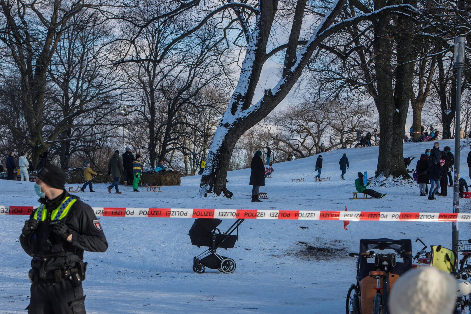 Ein Polizist steht vor einer Absperrung im Hamburger Schanzenpark: Die Polizei musste den Park zeitweise absperren.