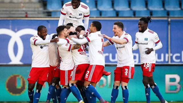 Die Spieler des Hamburger SV feiern den Heimsieg über den SC Paderborn 07.