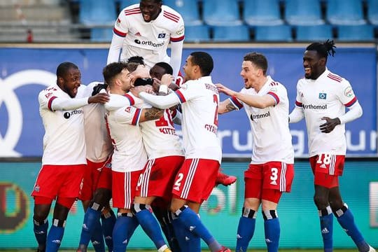 Die Spieler des Hamburger SV feiern den Heimsieg über den SC Paderborn 07.