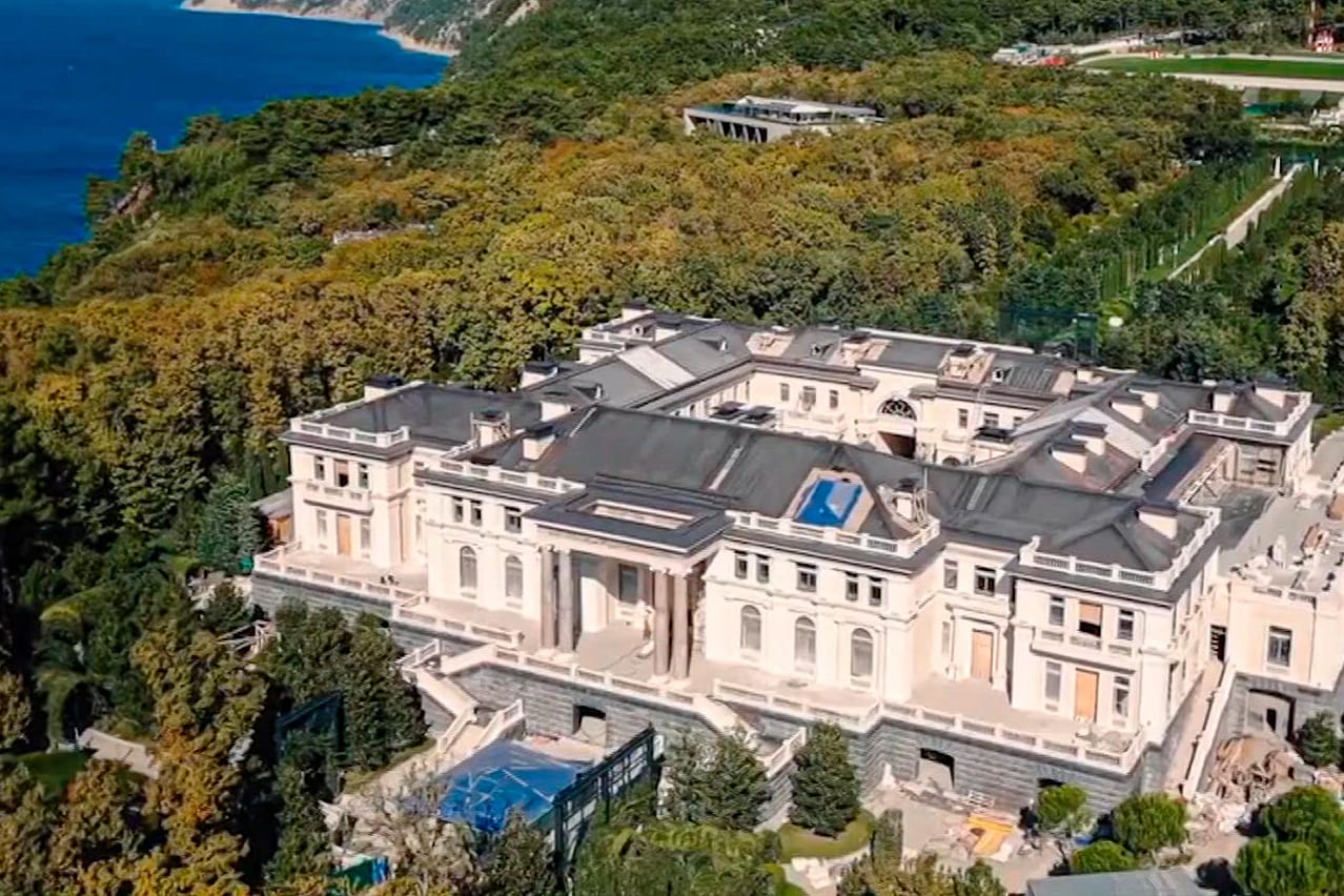 Russische Küste am Schwarzen Meer: Lange gab es Spekulationen darüber, wem das Grundstück mit Palast gehört.