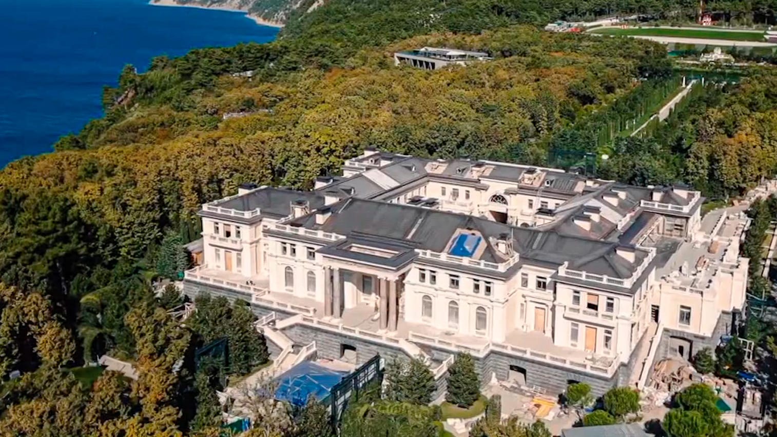 Russische Küste am Schwarzen Meer: Lange gab es Spekulationen darüber, wem das Grundstück mit Palast gehört.