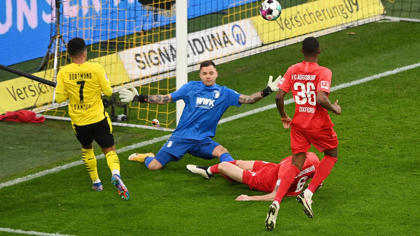 Dortmunds Sancho (l.) gegen die Augsburger Defensive.