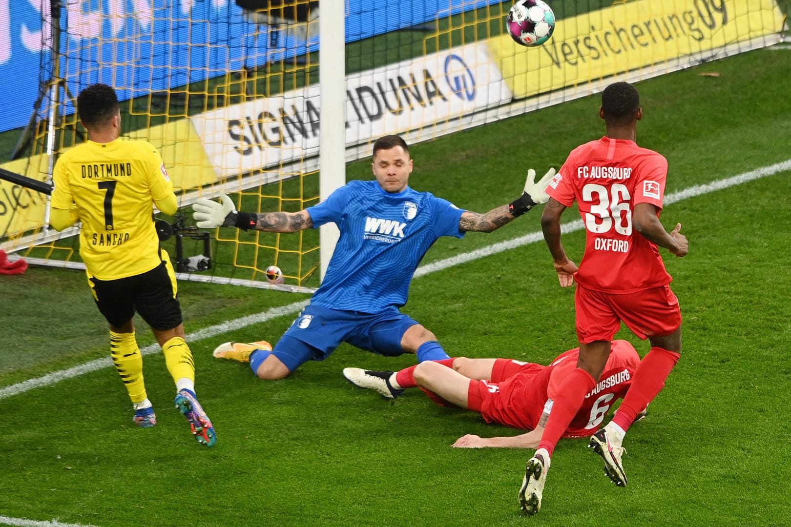 Dortmunds Sancho (l.) gegen die Augsburger Defensive.