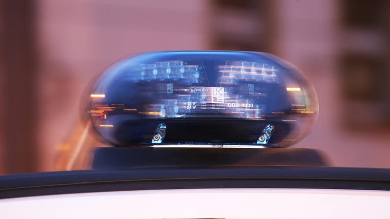 Ein Blaulicht an einem Polizeiauto (Symbolfoto): Die bayerische Polizei rettete einen Mann aus einem Kühltransporter.