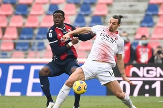 Zlatan Ibrahimovic (r) vom AC Mailand kämpft mit Adama Soumaoro vom FC Bologna um den Ball.