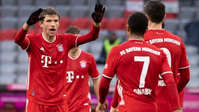 Torschütze Thomas Müller (l-r), Serge Gnabry und Robert Lewandowski jubeln über das Tor zum 2:0. Torschütze Thomas Müller (l-r), Serge Gnabry und Robert Lewandowski jubeln über das Tor zum 2:0.