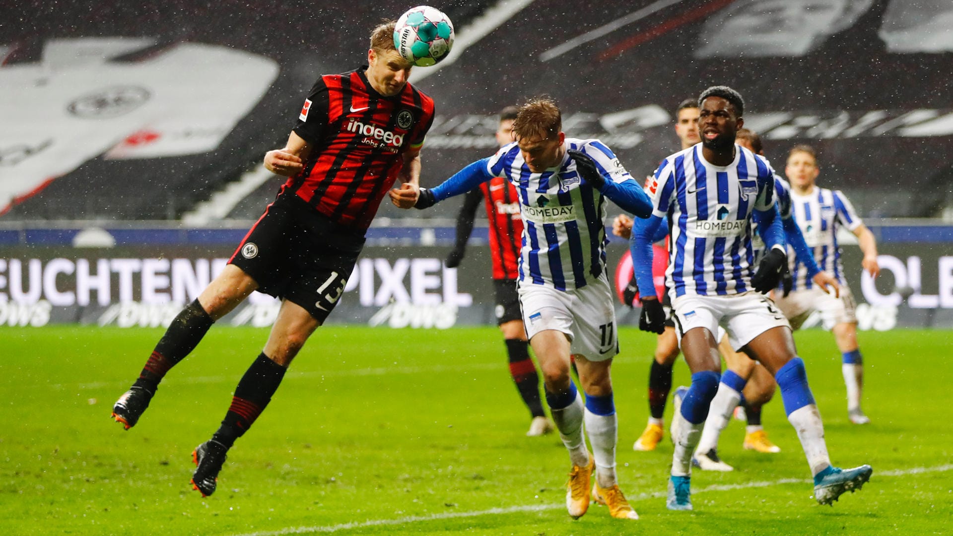 Die Entscheidung: Frankfurts Hinteregger (l.) trifft per Kopf gegen Hertha BSC.