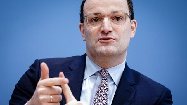 In der Diskussion um die Reihenfolge der Covid-19-Impfungen hat Gesundheitsminister Jens Spahn um Verständnis für die derzeitige Impfstrategie geworben.