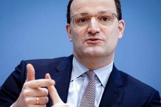 In der Diskussion um die Reihenfolge der Covid-19-Impfungen hat Gesundheitsminister Jens Spahn um Verständnis für die derzeitige Impfstrategie geworben.