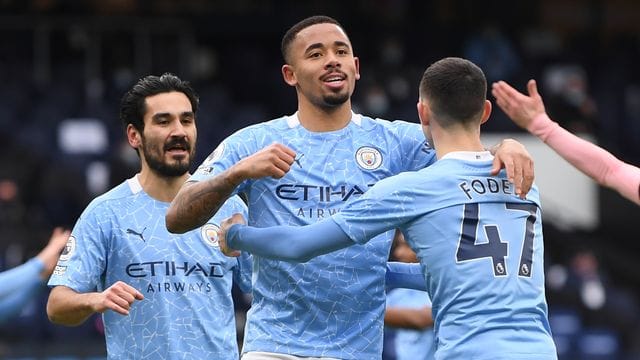 Manchester Citys Gabriel Jesus (M) feiert mit seinen Teamkollegen Ilkay Gündogan (l) und Phil Foden (r) seinen Treffer zum 1:0.