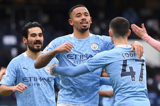 Manchester Citys Gabriel Jesus (M) feiert mit seinen Teamkollegen Ilkay Gündogan (l) und Phil Foden (r) seinen Treffer zum 1:0.