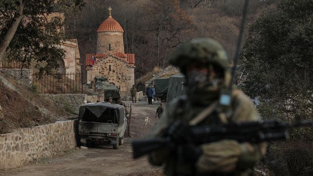 Ein Soldat aus Russland bewacht ein armenisches Kloster nahe Kalbadschar. Ein Soldat aus Russland bewacht ein armenisches Kloster nahe Kalbadschar.