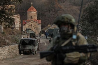 Ein Soldat aus Russland bewacht ein armenisches Kloster nahe Kalbadschar.