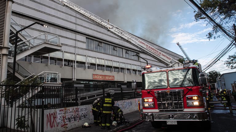 Hospital San Borja: Mehr als 100 Einsatzkräfte kämpften am Samstag gegen die Flammen an.