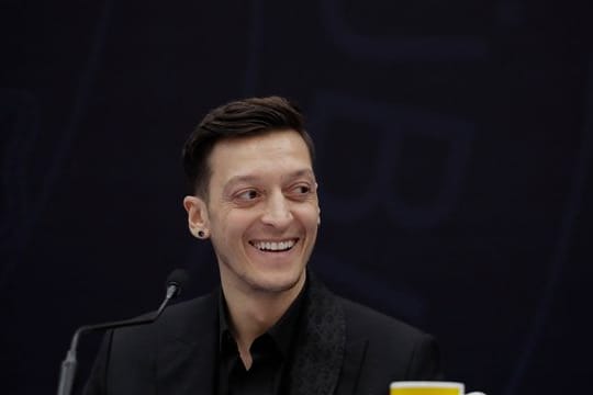 Mesut Özil während der Vorstellung bei seinem neuen Fußballverein Fenerbahce Istanbul.
