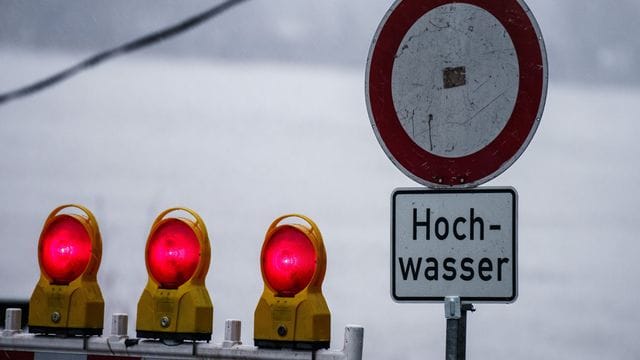 Ein Hochwasserschild steht am Rhein bei Mainz. Ein Hochwasserschild steht am Rhein bei Mainz.