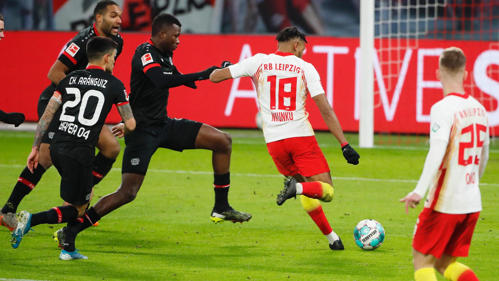 Das 1:0: Leipzigs Nkunku (M.) zieht ab.