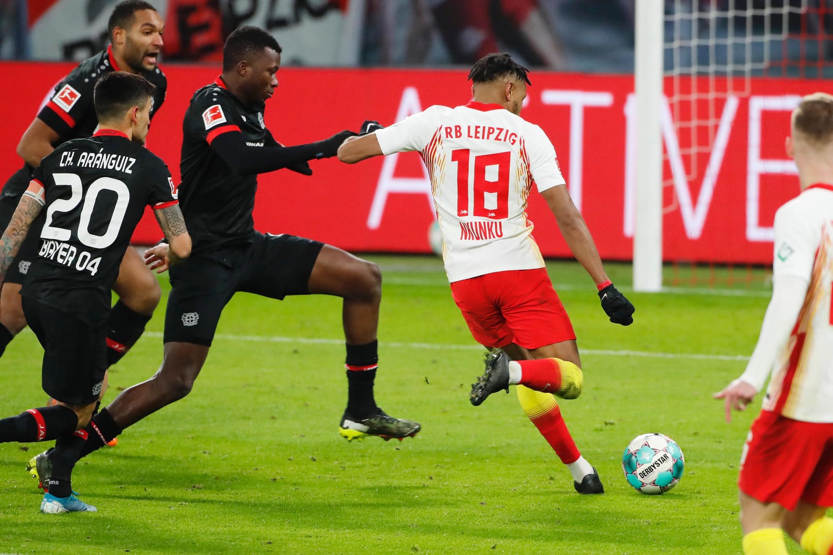 Das 1:0: Leipzigs Nkunku (M.) zieht ab.