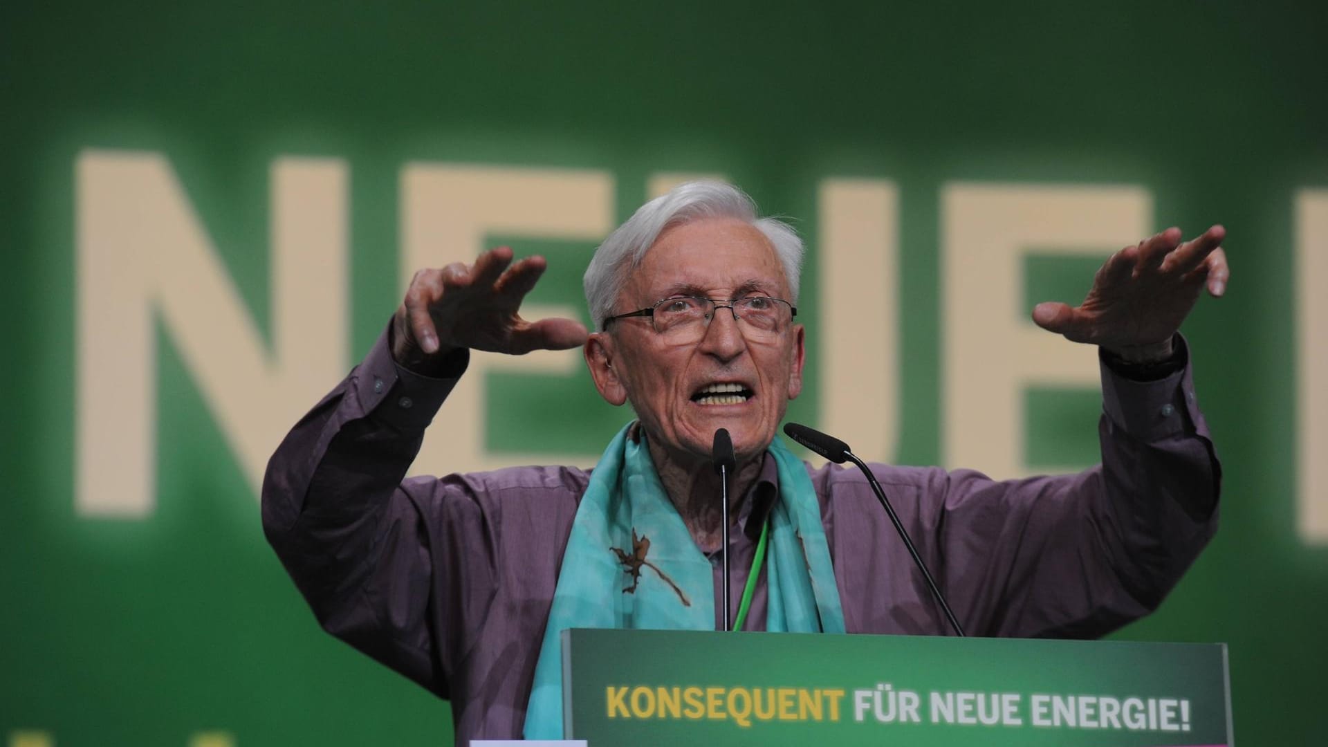 Wilhelm Knabe bei einem Parteitag 2011: Der Politiker habe die Partei maßgeblich mitgestaltet, hieß es am Samstag (Archivbild).