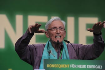 Wilhelm Knabe bei einem Parteitag 2011: Der Politiker habe die Partei maßgeblich mitgestaltet, hieß es am Samstag (Archivbild).