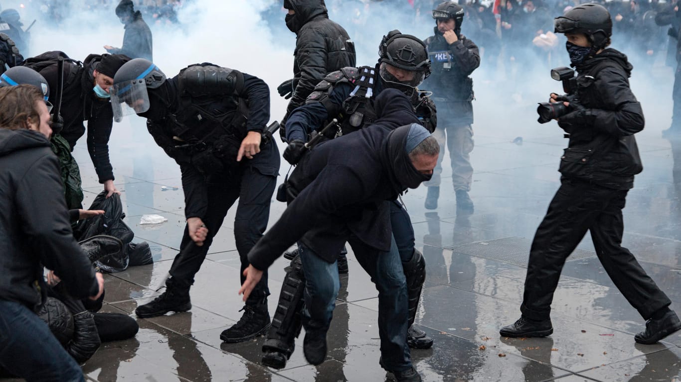Demonstranten und Polizisten bei einem Protest gegen das Globale Sicherheitsgesetz. In zahlreichen französischen Städten haben Menschen erneut ihrem Unmut über ein geplantes Sicherheitsgesetz Luft gemacht.