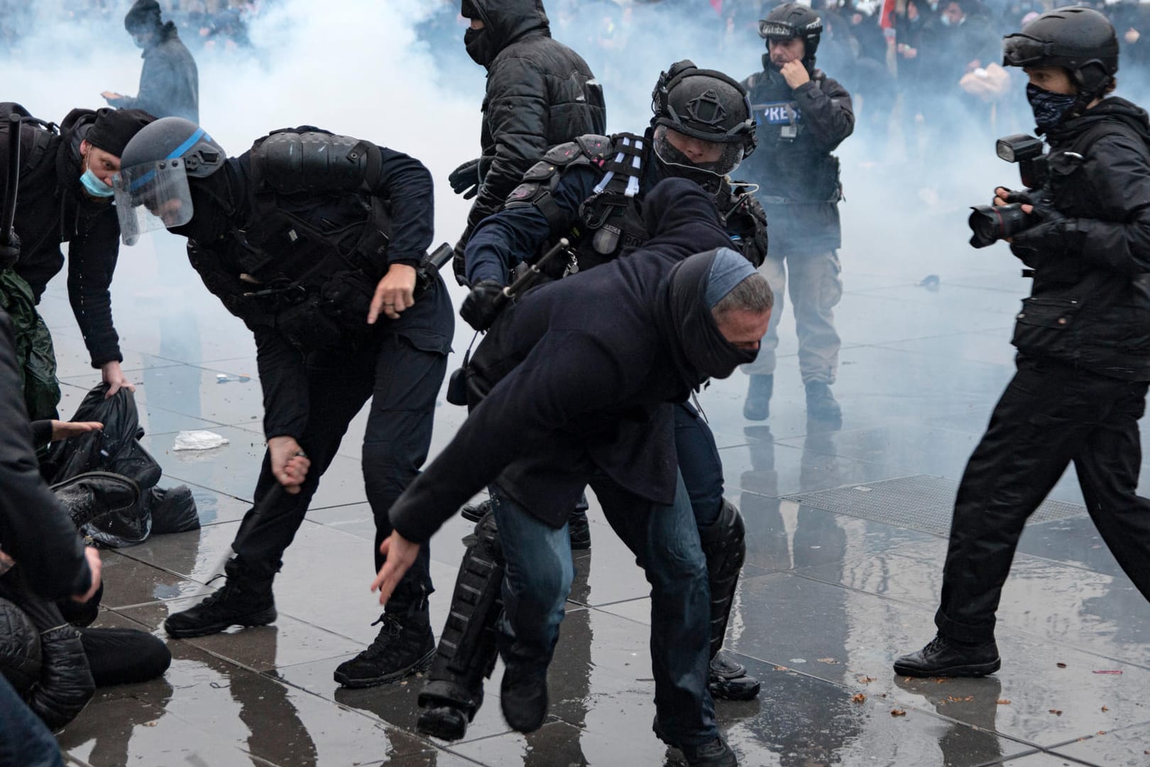 Demonstranten und Polizisten bei einem Protest gegen das Globale Sicherheitsgesetz. In zahlreichen französischen Städten haben Menschen erneut ihrem Unmut über ein geplantes Sicherheitsgesetz Luft gemacht.