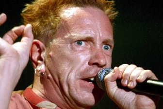 John Lydon alias Johnny Rotten bei einem Konzert 2008.