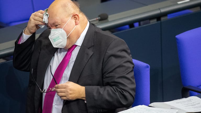 Peter Altmaier (CDU), Bundesminister für Wirtschaft und Energie, tupft sich bei der Plenarsitzung im Deutschen Bundestag die Stirn ab. Für ihn ist der Lockdown noch lange nicht beendet.