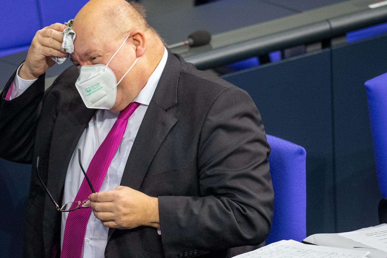 Peter Altmaier (CDU), Bundesminister für Wirtschaft und Energie, tupft sich bei der Plenarsitzung im Deutschen Bundestag die Stirn ab. Für ihn ist der Lockdown noch lange nicht beendet.