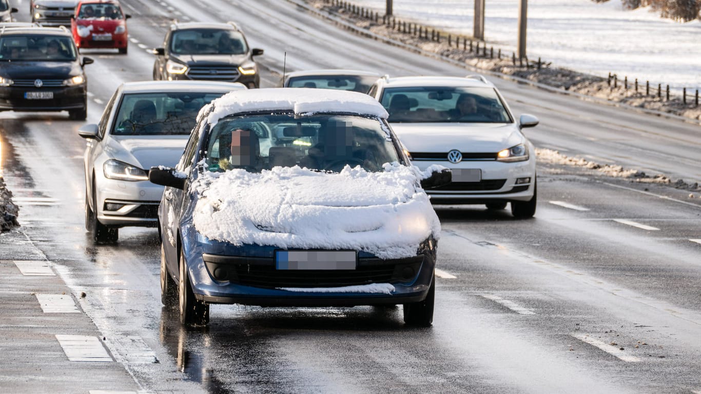 Autos fahren teilweise mit Schnee bedeckt in Berlin. Corona hat das Auto weltweit wieder beliebter gemacht, sagt eine Studie.