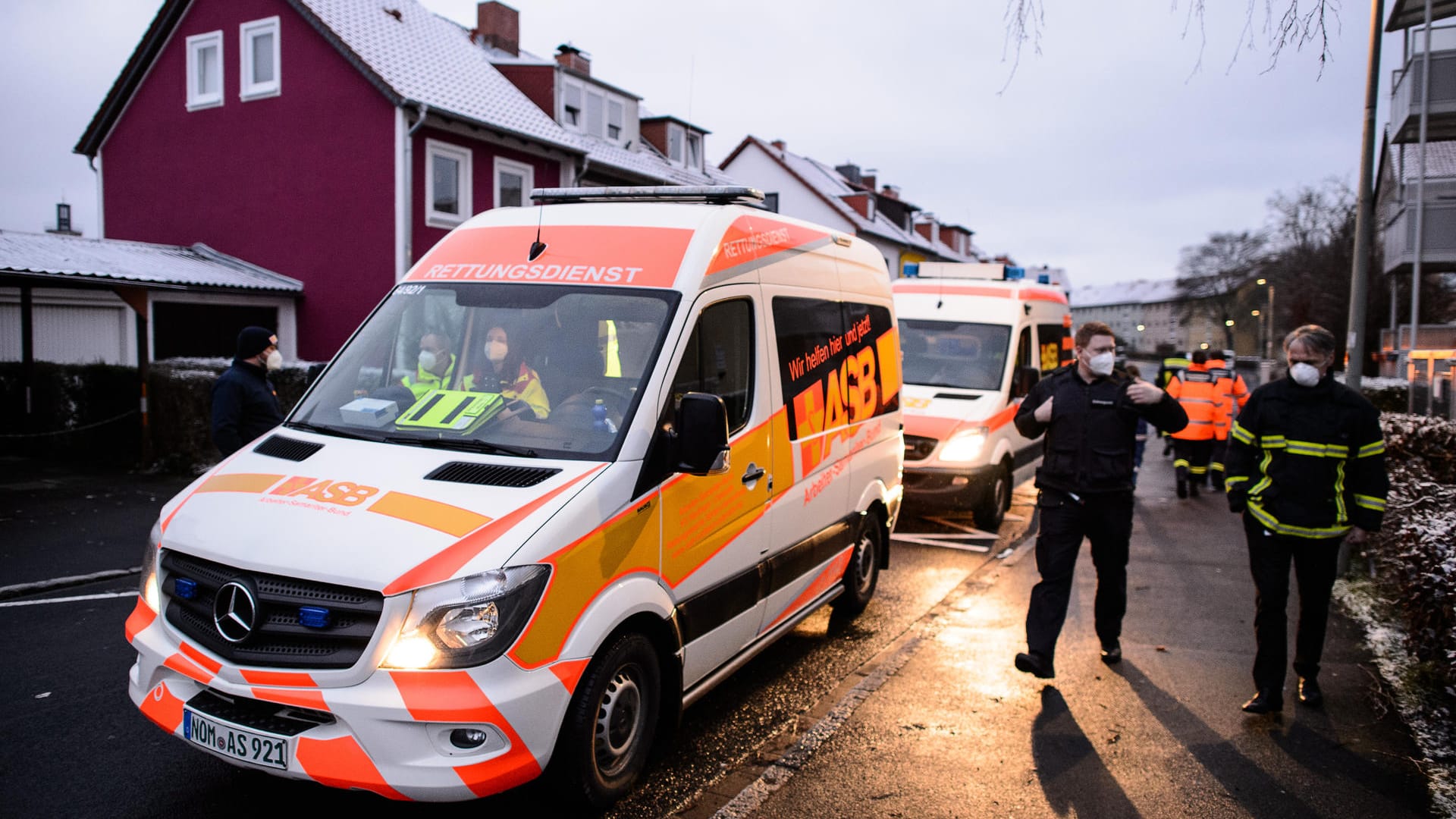 Einsatzkräfte stehen in Göttingen bereit, wo in der Nacht zum Sonntag vier Weltkriegsbomben gesprengt wurden. Einsatzkräfte stehen in Göttingen bereit, wo in der Nacht zum Sonntag vier Weltkriegsbomben gesprengt wurden.
