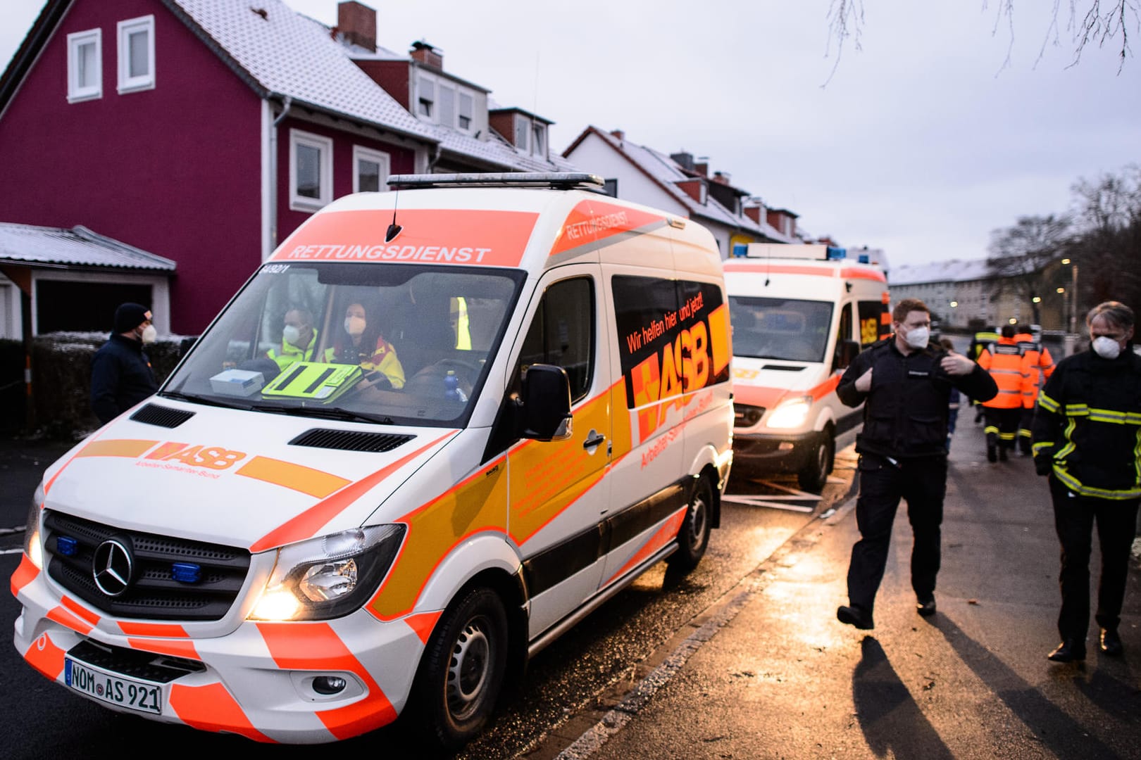 Einsatzkräfte stehen in Göttingen bereit, wo in der Nacht zum Sonntag vier Weltkriegsbomben gesprengt wurden.