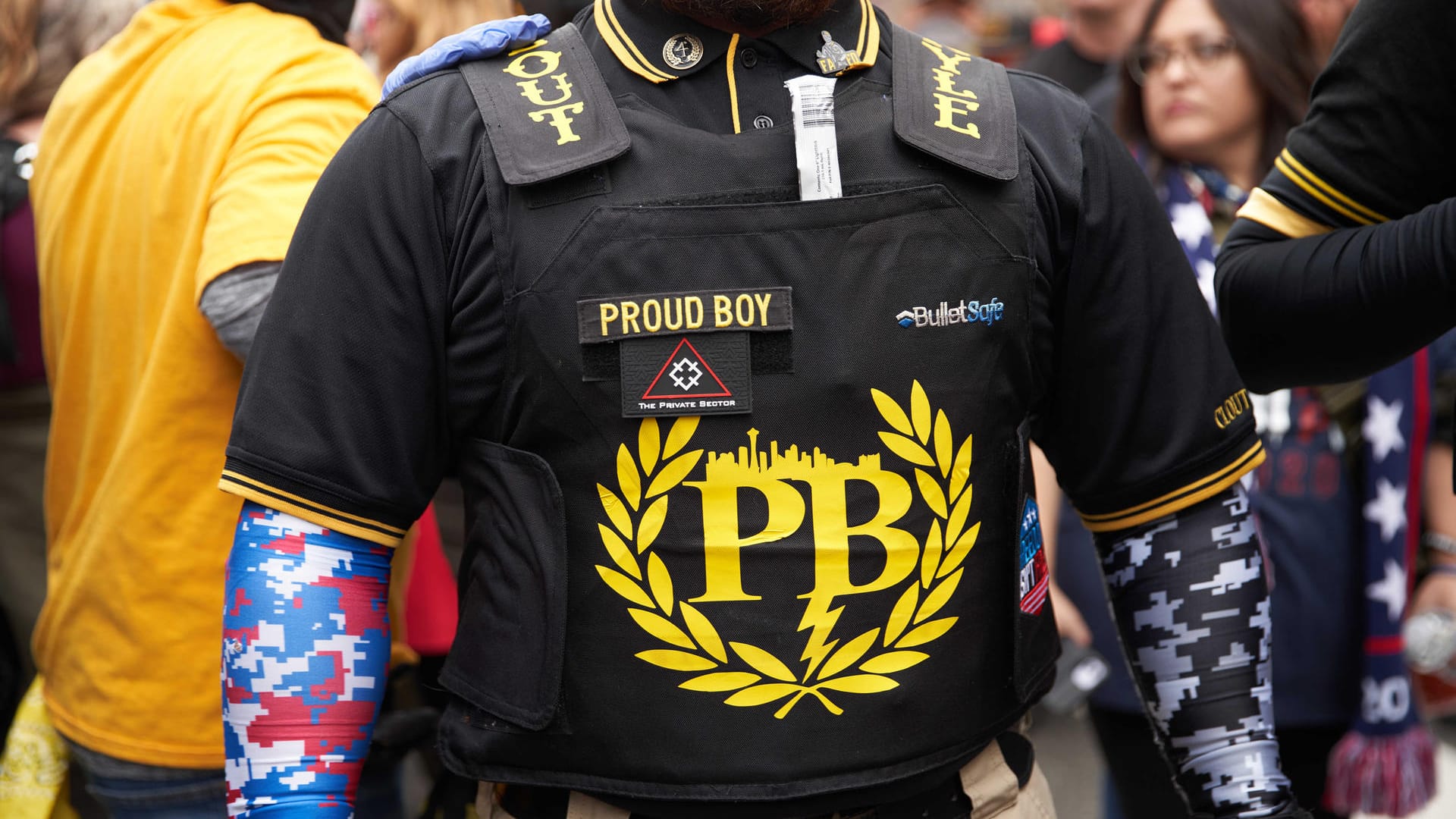 Anhänger der rechtsradikalen Gruppe «Proud Boys» demonstrieren zur Unterstützung von Donald Trump (Archivbild). Zwei Mitglieder der rechtsradikalen Gruppe sind wegen der Erstürmung des US-Kapitols vor einem Bundesgericht in Washington angeklagt worden.