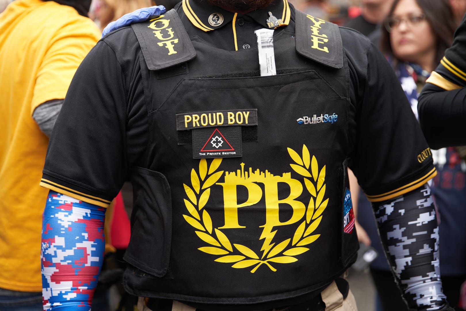 Anhänger der rechtsradikalen Gruppe «Proud Boys» demonstrieren zur Unterstützung von Donald Trump (Archivbild). Zwei Mitglieder der rechtsradikalen Gruppe sind wegen der Erstürmung des US-Kapitols vor einem Bundesgericht in Washington angeklagt worden.