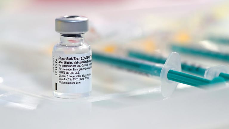 Erste Impfungen im Unterallgäuer Corona-Impfzentrum in Bad Wörishofen. Der Grünen-Chef Robert Habeck will mehr gemeinsame Anstrengungen der Impfstoffhersteller sehen.