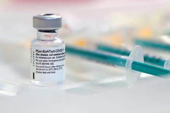 Erste Impfungen im Unterallgäuer Corona-Impfzentrum in Bad Wörishofen. Der Grünen-Chef Robert Habeck will mehr gemeinsame Anstrengungen der Impfstoffhersteller sehen.