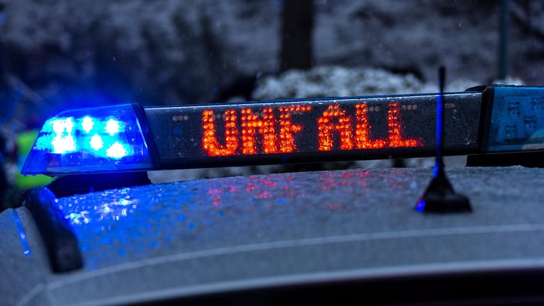 Ein Polizeiwagen mit Blaulicht und LED-Schrift, Unfall, vor verschneiter Landschaft. (Archivbild). In Rostock hat eine Streife nach einem Unfall einen flüchtigen Häftling gestellt.
