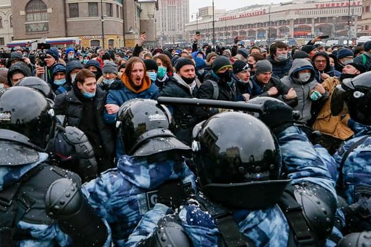Aufeinandertreffen von Polizisten in Schutzkleidung und Demonstranten bei einem Protest in Moskau.